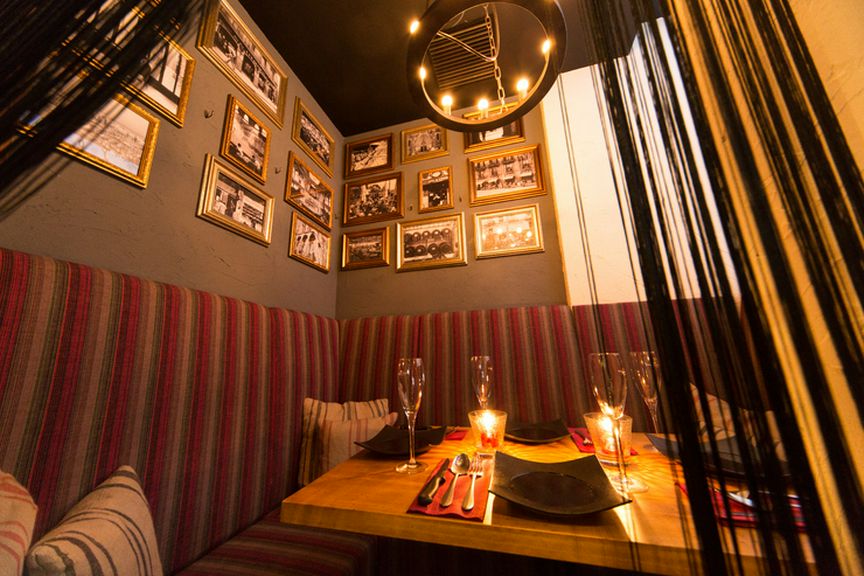 距離も近づくカップルシートで、ゆったり会話を楽しめます