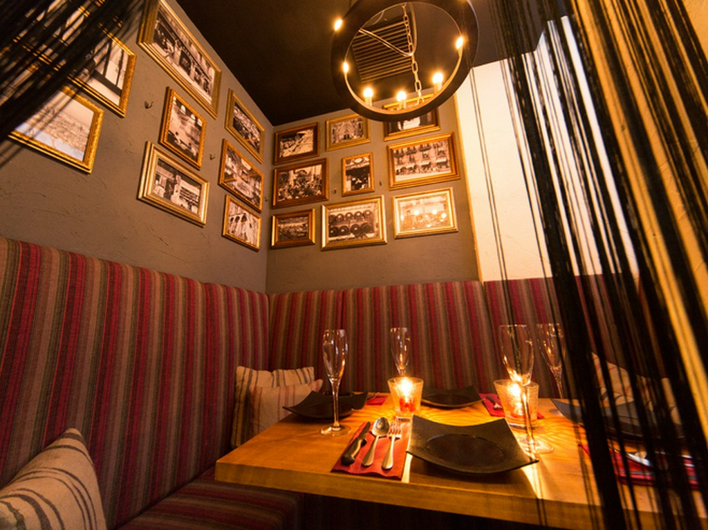 距離も近づくカップルシートで、ゆったり会話を楽しめます