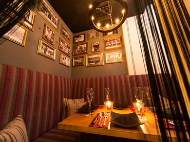 距離も近づくカップルシートで、ゆったり会話を楽しめます