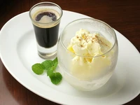 冷たいアイスにお好みで甘口シェリーをかけて。