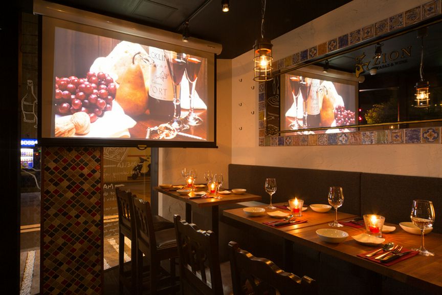 大型スクリーン完備の一体感ある空間