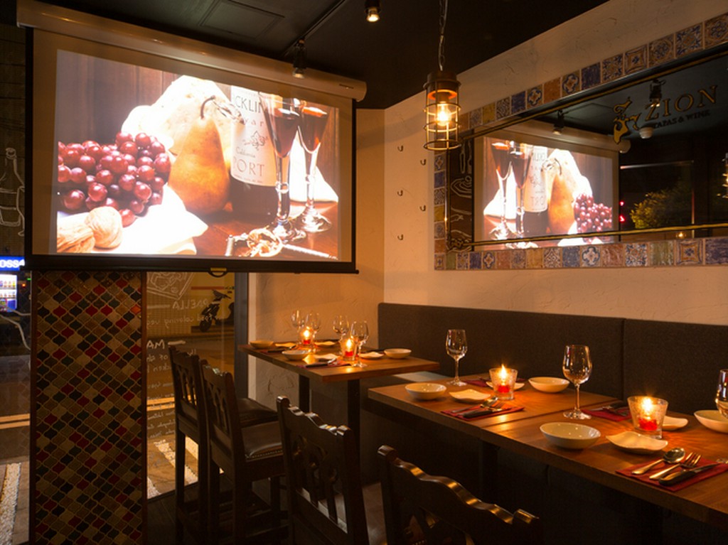 大型スクリーン完備の一体感ある空間