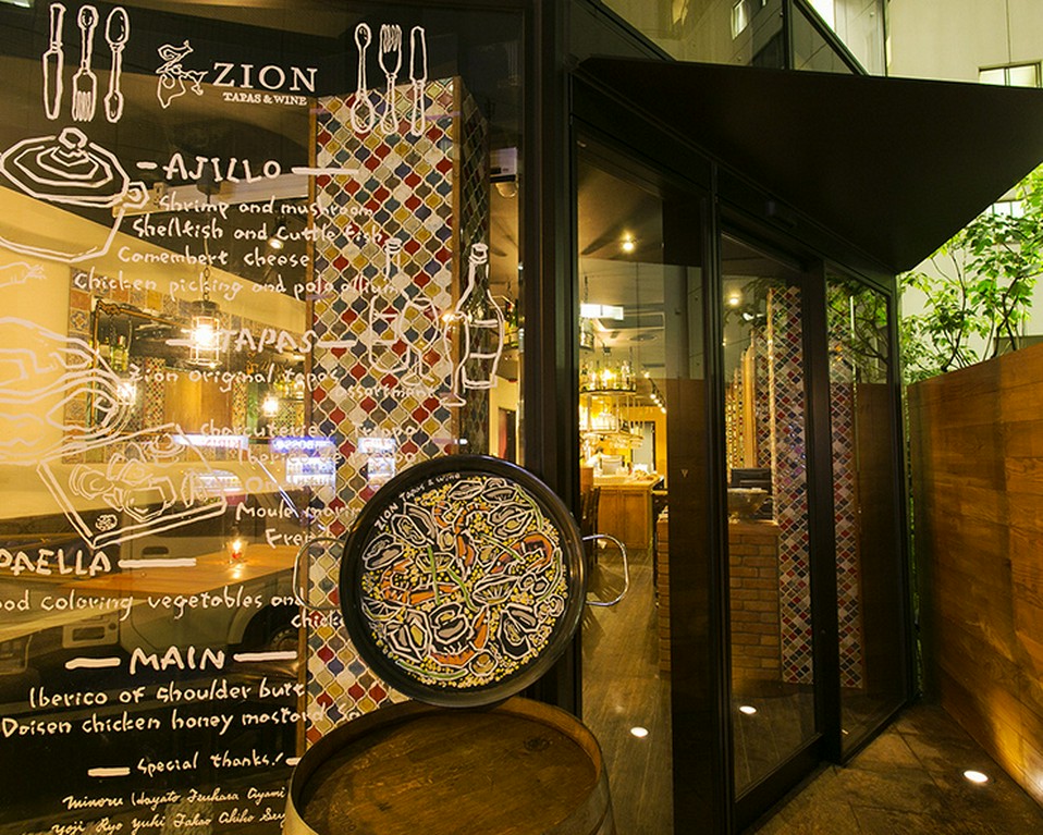 ペイントアートが目を引く外観