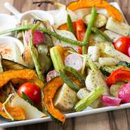 旬の野菜をオーブンでゆっくり焼きあげてつくる『季節のお野菜ロースト』。余分な水分をとばすことで、野菜の甘味がぎゅっと濃縮します。季節ごとに変わる2～3種類の自家製ディップソースで召し上がってください。