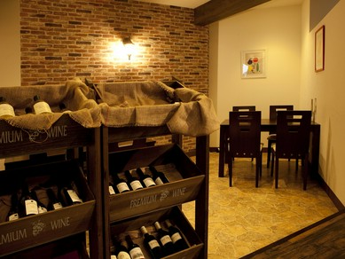 1杯500円から。グラスワインだけで20〜30種類が試せます