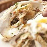 新鮮な牡蠣にのせるのは、その時々の旬の味覚。秋はキノコをトッピング。オーブンで焼くことで、旨味が凝縮され、海と陸の味わいが重なり合います。定番と旬の食材の組み合わせが絶妙です。