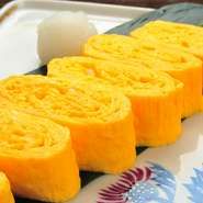 かつおと昆布の出汁がたっぷりと入ったアツアツホカホカの『出し巻き玉子』は、料理長自慢の一品です。注文してから焼いてくれるので、出来立てを味わえます。