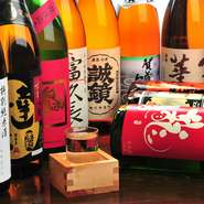 広島の地酒や果実酒が季節に合わせて楽しめます。地酒だけでも種類は常に12種類以上あり、飲み比べするのもおすすめ。料理に合う旬のお酒が目白押しです。