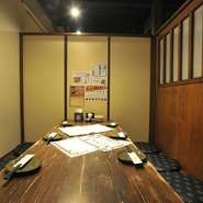 店内は落ち着いた内装で統一されており、まるで我が家のように寛げる雰囲気です。2名からでもOKな個室もあり、木目調のおちついた色合いが居心地の良さを演出。リラックスした空間で料理を存分に堪能できる。