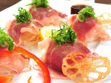 独特の脂のうまみがたまらない『和牛コーネ刺しの炙りポン酢』