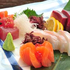 当日に専門店から仕入れ場鮮度が自慢の『お刺身3種盛り合わせ』