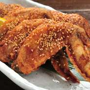 国産の厳選された手羽先を使用している。タレは10年仕込みの甘辛しょうゆだれ。