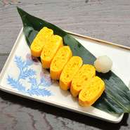 こだわりの出汁を使った生地で焼き上げた『出し巻き玉子』は、自慢の逸品でもあります。出汁のおいしさを包み込んだ玉子焼きが、おいしさを表現してくれます。