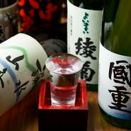 香川、愛媛、高知の日本酒が常備されており、焼酎の種類も豊富に取り揃えています。香川県名物『骨付き鶏』や瀬戸内の『刺身盛り合わせ』などをつまみながら、気持ちよく酔いしれるのも楽しいひとときです。