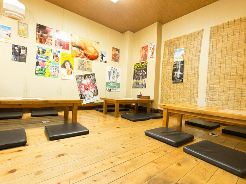 広々とした座敷で仲間と賑やかに乾杯！　深夜2時まで営業の店