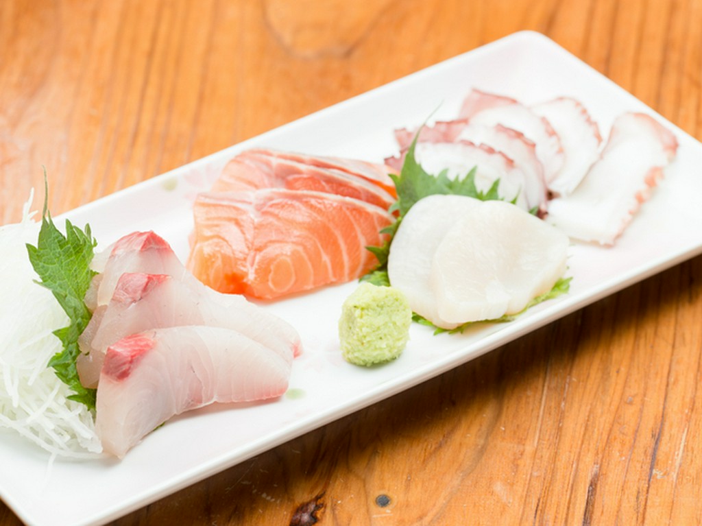 地元の新鮮な鮮魚を中心に盛り付けた『刺身盛り合わせ』