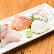 オーナー自らが厳選し仕入れた新鮮な地魚を味わえます。冬は脂がさっぱりとした美味しいオリーブハマチも。