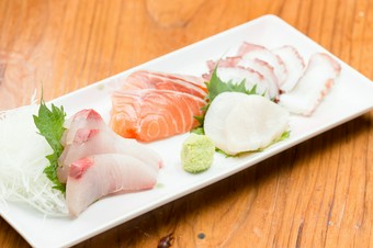 地元の新鮮な鮮魚を中心に盛り付けた『刺身盛り合わせ』