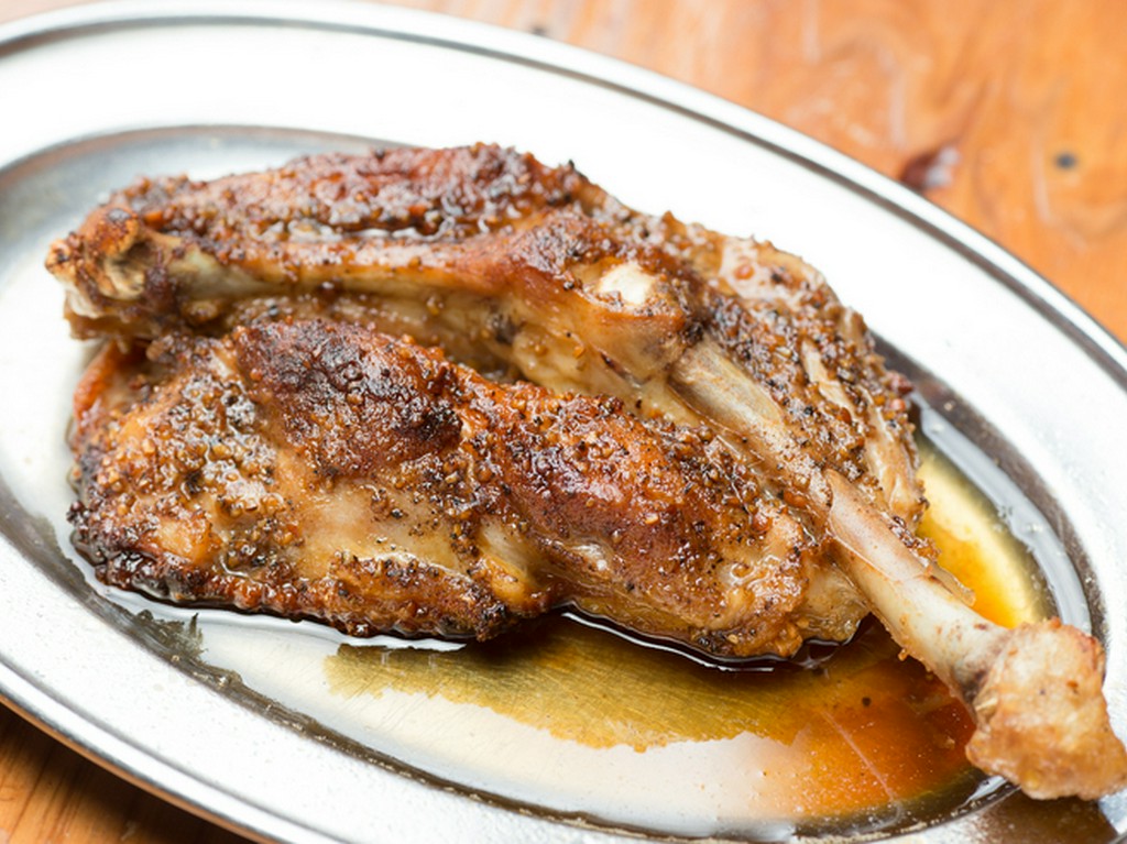 数十種類のスパイス香る柔らかくジューシーな『骨付き鶏　おや』