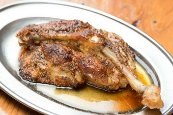 数十種類のスパイス香る柔らかくジューシーな『骨付き鶏　おや』