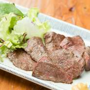 香川県で飼育された良質なブランド牛「讃岐牛」や「オリーブ牛」にこだわり、鶏肉も県内産の新鮮なものを使用。魚も地元の瀬戸内海で獲れる鮮魚を中心に毎日厳選して仕入れています。