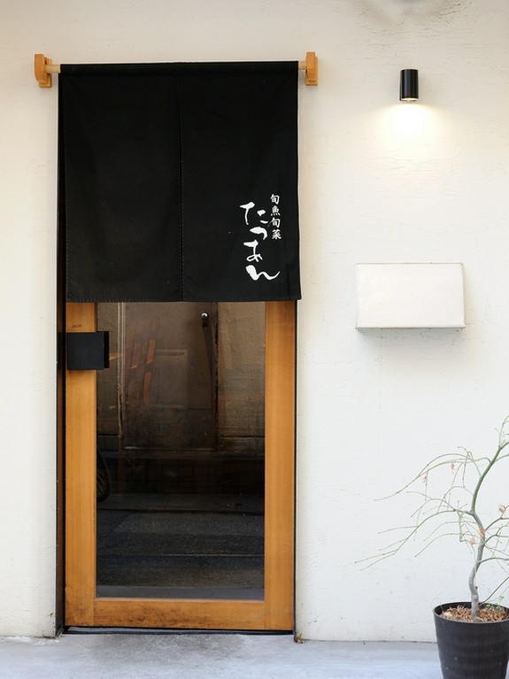 繁華街の喧騒を離れ、年配もゆっくりくつろげる空間を