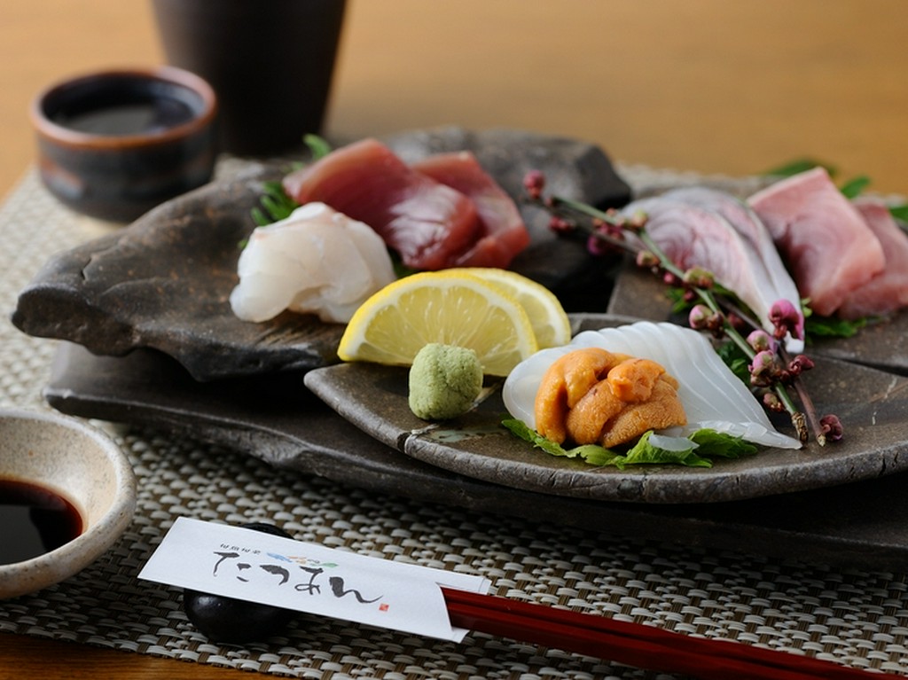 料理長自らが吟味した天然ものが並ぶ『お造り盛合わせ』