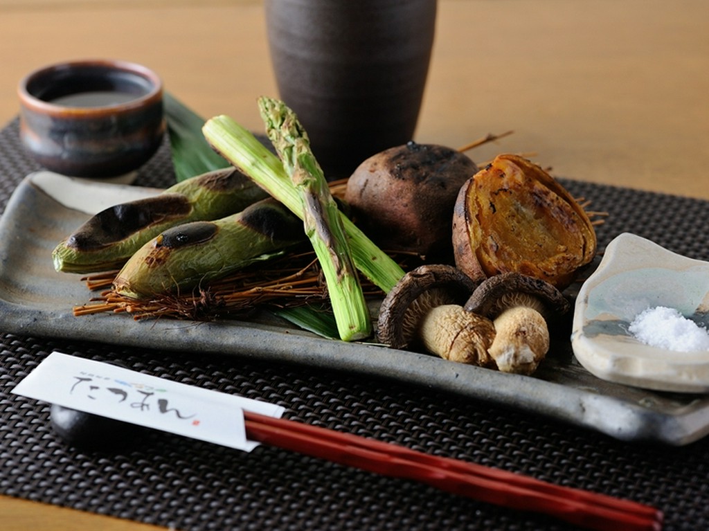 素材本来の味が楽しめる『炭火野菜盛合わせ』