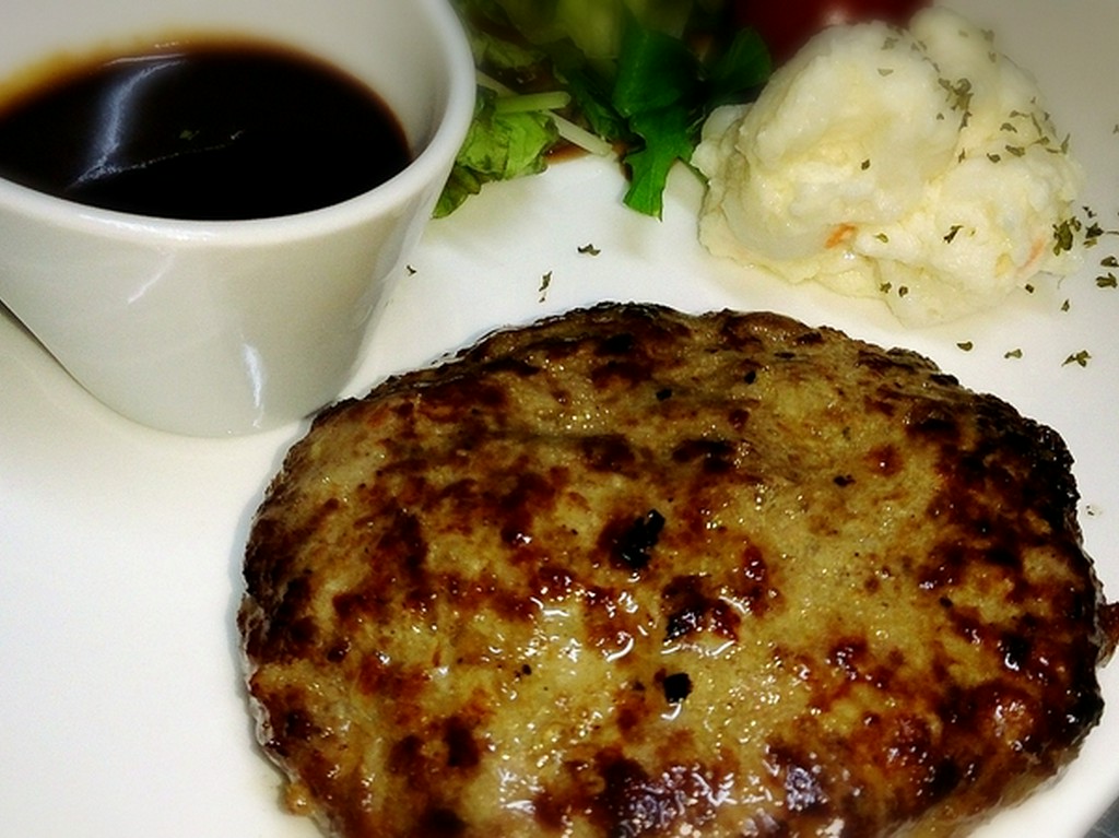溢れ出る肉汁が印象的な『石垣牛ハンバーグ』