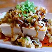 島豆腐は型崩れせず、大豆の風味が濃厚で濃密。さらにザーサイの食感が嬉しい一品。やみつきになること必至のお料理です。こだわりの「ラー油」は、まろやかな風味が特徴の辺銀食堂の石垣島ラー油を使用しています。