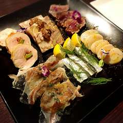 九州各地の新鮮な旬を取り揃え、野菜もふんだんに