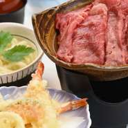 京都産の黒毛和牛を使った花ごころ自慢の「牛すき鍋」です。すき焼きの後は、うどんを入れてお召し上がりください。