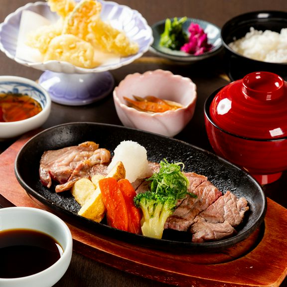 熱々の鉄板から焼ける音が聞こえます「和風ステーキ御膳」