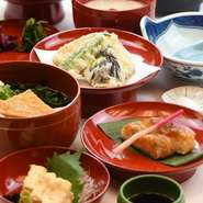 禅寺ならではの精進風料理です。お肉、お魚を使わずに仕上げています。
＊出汁は魚の出汁を使用しています