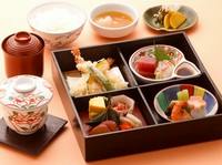 定番の四つ切のお弁当です。八寸・造り・炊合せ・天ぷらを盛り込んでおります。
