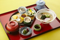 扇の器で五種盛り、ミニうどん付き