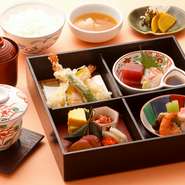 定番の四つ切のお弁当です。八寸・造り・炊合せ・天ぷらを盛り込んでおります。
＊要予約