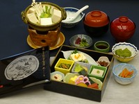 縁起のいい龍のお重と、湯豆腐がついています。