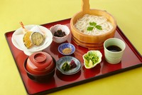 あつあつ釜揚げうどんに天ぷらをついています。