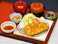 大きなカツをおろしポン酢で召し上がってください。