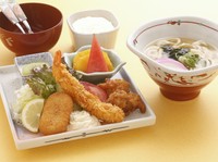 小学生以下の方に限ります。
海老フライ・クリームコロッケ・唐揚げ・デザート2種・白御飯・ミニうどん付き。
＊要予約