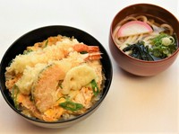 天ぷら丼にふわっと卵でとじてます。小うどんと小鉢付き