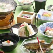 日本に四季があるからこそ味わえる「春夏秋冬の旬」の味を堪能できます。「京野菜」を含めた素材力を駆使した品々です。
お料理７品とご飯・香の物・汁物・水物
（画像　春会席　優イメージ）