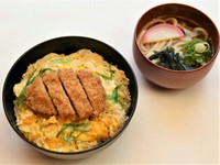 揚げたてのカツに、小うどんと小鉢付き