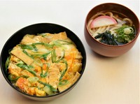 たっぷりのきざみお揚げと九条葱をふんわり卵でとじてます。京都定番丼。小うどんと小鉢付き