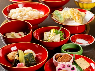 精進風和膳　湯葉や野菜などの食材を使用した、ヘルシーなお料理です。