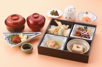 ポピュラーなお弁当でございます。
写真は月　2750円です。　他に、花　3300円もございます。

1週間前迄の予約をお願い致します。