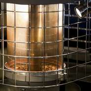 店内に置かれた、むらのない安定したローストできる熱風式の焙煎機。厳選した豆を自家焙煎で楽しめます。