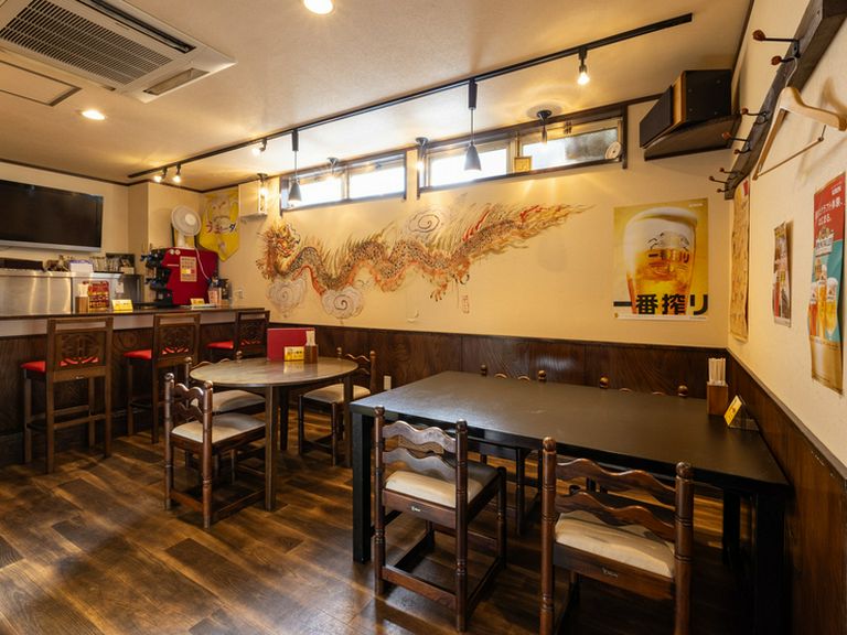 カウンターで楽しむ本格中華料理に、二人の笑顔が溢れて