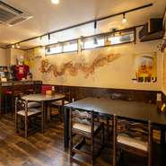 壁一面に描かれた龍が印象的な店内です。やさしい灯りに包まれたカウンター席やテーブル席は特にオススメ。小龍包や水餃子などの点心をシェアして、気取らないデートを楽しんでみてはいかが。